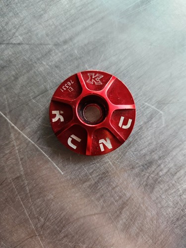 KCNC HEADSET TOP CAP and SCREW 1-1/8" RED - Picture 2 of 4