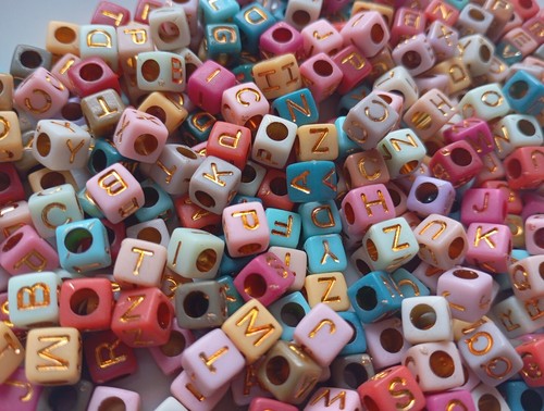 Restposten 50 Stück Acryl bunte Buchstabenwürfel 6x6x6 mm ca. zufällige Mischung