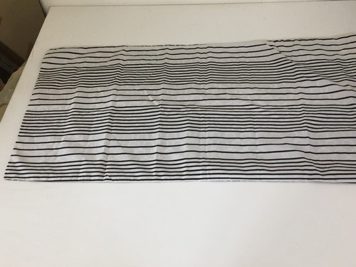 Funda de almohada tamaño King geométrica a rayas Home Accent Turnstyles 1 en blanco y negro - Imagen 6 de 8