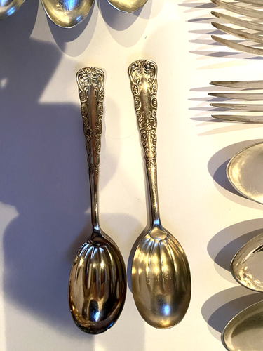 1847 Rogers Bros Silverware Vintage 40 Piece Set with 2 Scalloped Sugar Spoons - Picture 10 of 15