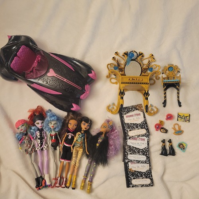 #ad Monster High 1st Wave Dolls And Accessories Lot Cleo De Nile Clawdeen Wolf Dracu $250.00