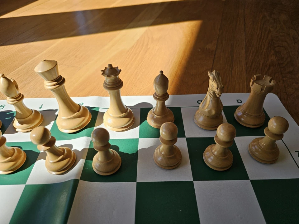 Juego de piezas de ajedrez Drueke House Of Staunton de colección fondo negro + tapete de juego Foto 4 de 4