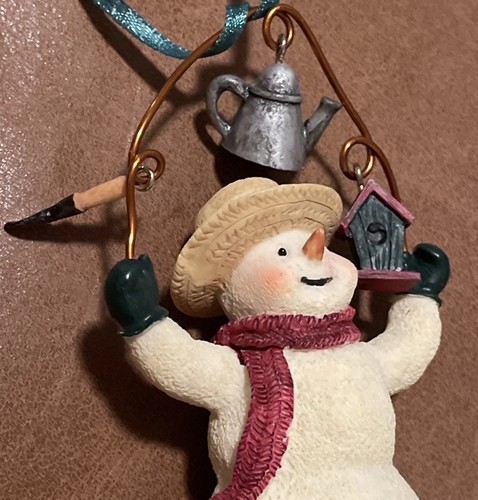 Schneemann Ornament mit Gartenschaufel, Vogelhaus & Gießkanne - Bild 2 von 4