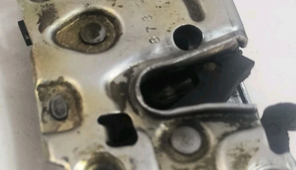 82-92 CAMARO Z28 FIREBIRD TA Formula GTA IROC-Z LH Pestillo de puerta lateral del conductor usado Foto 3 de 4