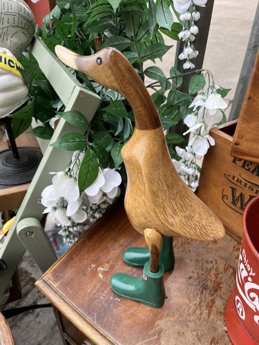 LOVELY MEDIUM WOODEN DUCK IN HUNTER WELLIES 33cm TALL - Picture 6 of 8