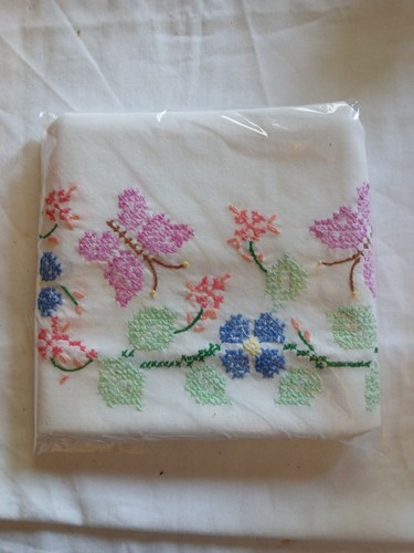 Funda de almohada vintage bordada a mano flores de primavera, mariposa - Imagen 3 de 3