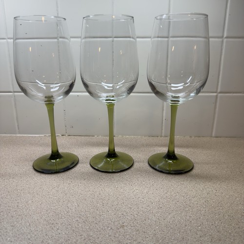 Pier 1 mundgeblasene Pantiago olivgrüne Weingläser mit Stiel 9,25" 3er Set