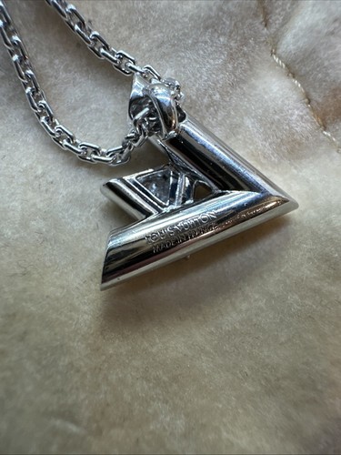 Louis Vuitton LV Volt Large Pendant 18K & Diamond 55CM Chain (MSRP $8,850) - Picture 4 of 9
