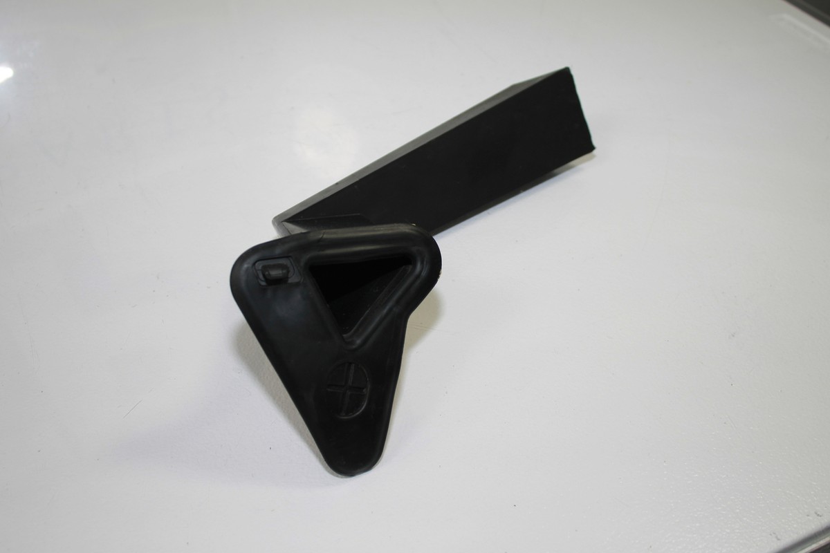08-14 MERCEDES BENZ C63 AMG W204 RIGHT FRONT SIDE COWL WATER DRAIN 