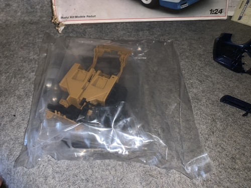 Vintage Revell Racing Ferrari GTO 1/24 Die-Cast Metal Kit #8700 - Picture 10 of 11