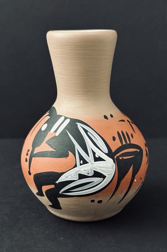 Navajo Hand Painted Kokopelli Lizard Vase Signed M.B. 4.75" tall - Picture 3 of 7