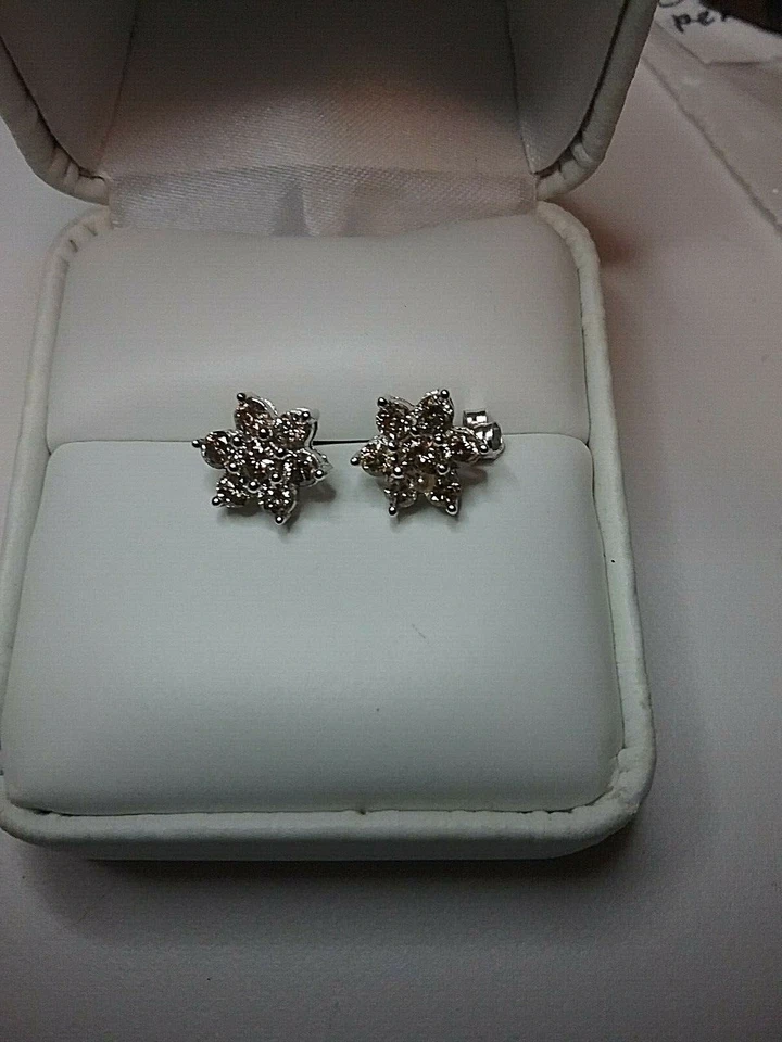 Tachuelas de diamantes con racimo de champán de oro de 14 K Foto 3 de 4