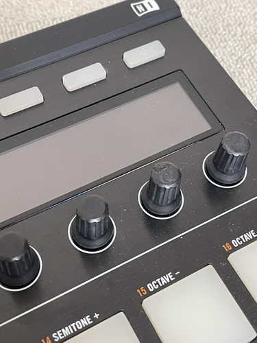 Native Instruments MASCHINE MK2 Groove Production Studio MIDI Controller Tested - Picture 9 of 20