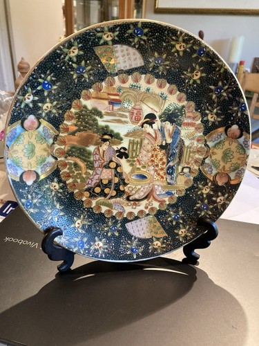 Piatto decorativo porcellana dipinto a mano Satsuma geishe alla fontana largo 10" vintage - Foto 11 di 11