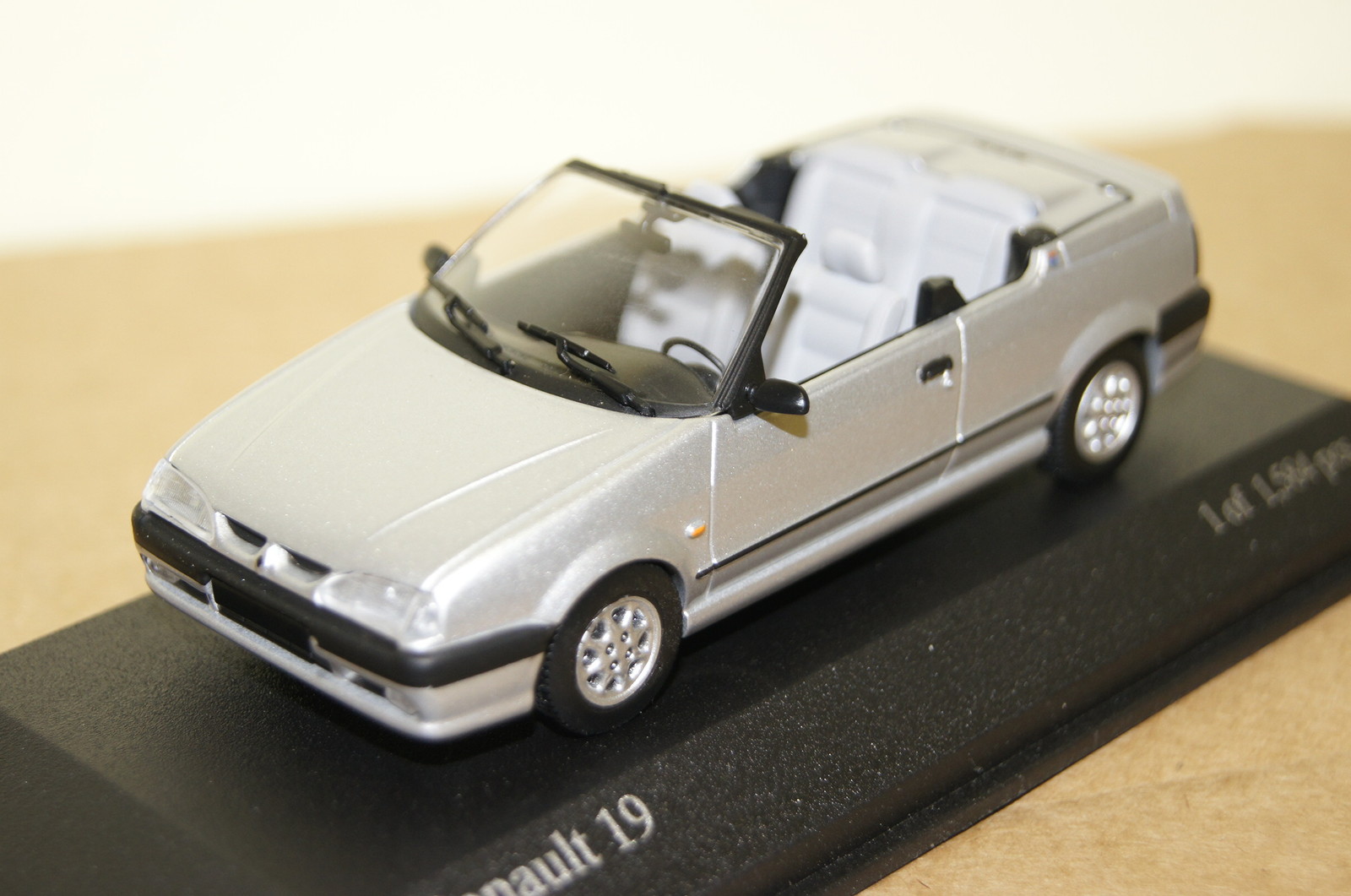 Renault 19 cabriolet argent 1992 1 43 MINICHAMPS NEUF & OVP 400113730 Renault 19 cabriolet argent 1992 1 43 MINICHAMPS NEUF NEUF NEUF & OVP 400113730 e58f65
