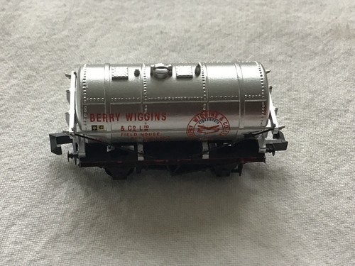 N GAUGE SOCIETY 35TH ANNIVERSARY JOB LOT OF 10x BERRY WIGGINS TANK WAGONS - Picture 3 of 3