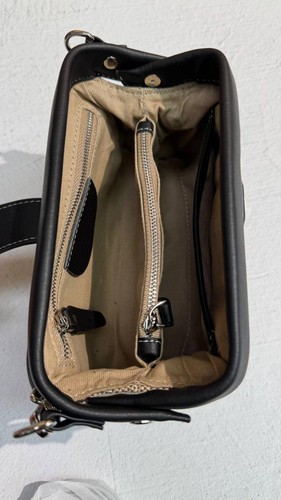 Compact Elegance — Bolso de hombro para mujer - Imagen 10 de 11