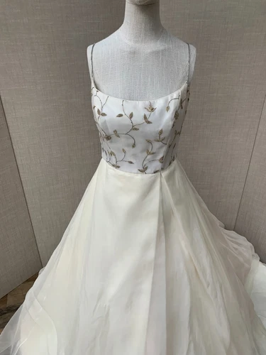 Bridal dress Givenchy wedding gown, silk embroidered leaves motif, sample dress  - Picture 18 of 24