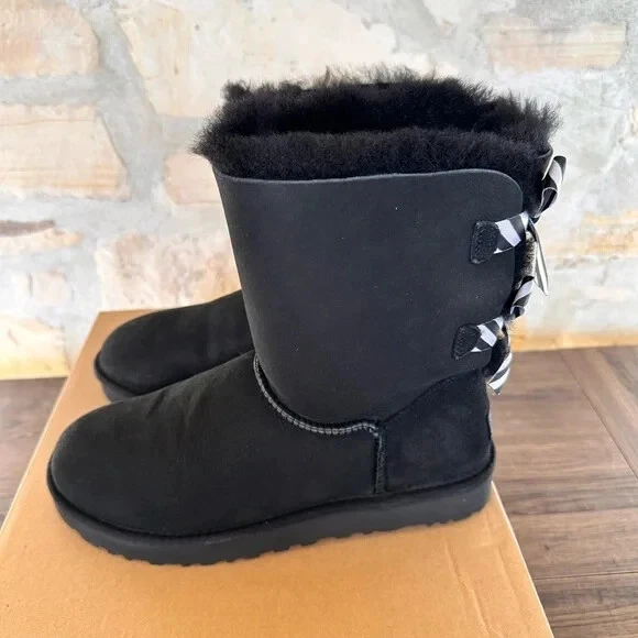 BOTAS MUJER UGG BAILEY BOW II RAYAS DIAGONALES GAMUZA NEGRA PIEL DE OVEJA TALLA 9 Foto 3 de 4
