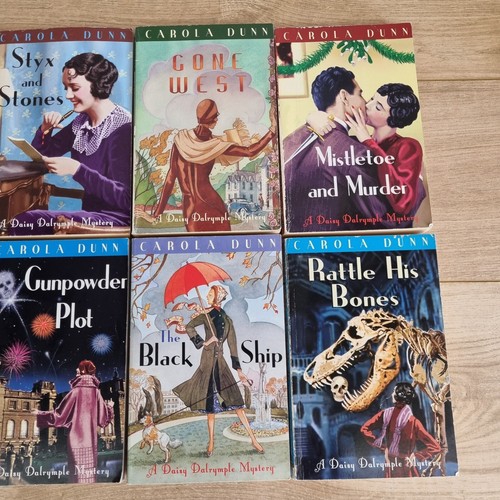 Carola Dunn Daisy Dalrymple Mystery Series Books Lot of 8 Paper Back Bundle - Foto 3 di 13