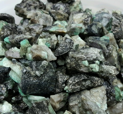 LOTE DE GEMAS DE ESMERALDA ÁSPERAS DE 500 CTS MINERALES NATURALES SIN BUSCAR 1/4 LB Cabina lapidaria - Imagen 1 de 8