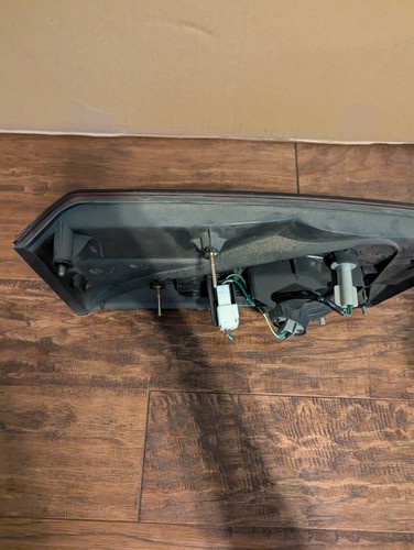 1999 Lexus ES 300 rear inner tail light left - Picture 3 of 4