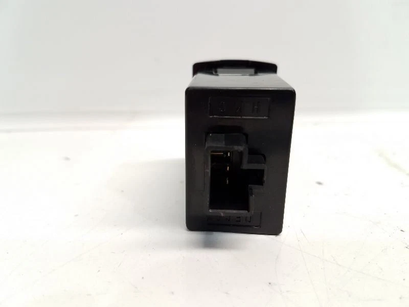 2004 Hyundai Santa Fe Dash Switch - Dome Light  - Image 3 of 3