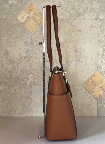 BOLSO DE HOMBRO MICHAEL KORS CHARLOTTE GRANDE TOP CREMALLERA MK MARRÓN - Imagen 15 de 15