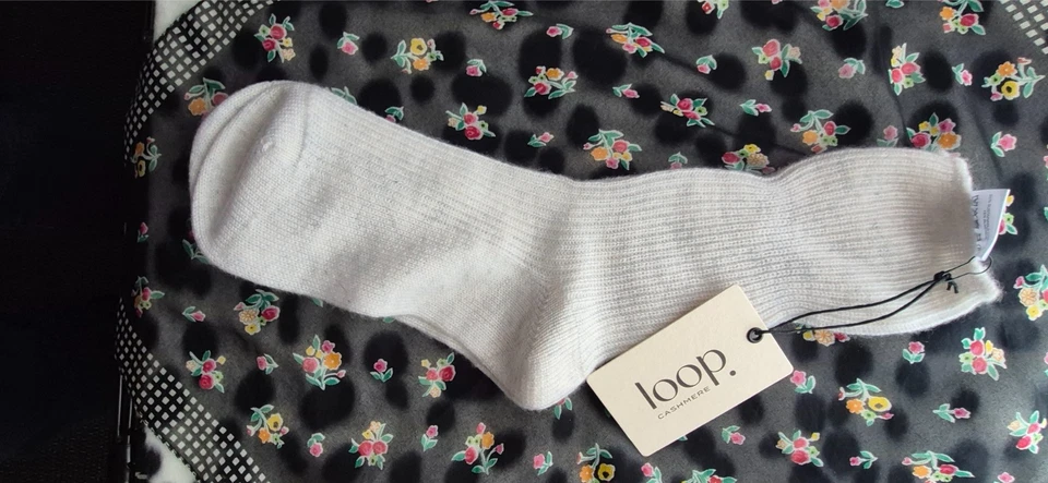 Calcetines de cachemir crema súper suaves Loop 2024 Vogue calendario de adviento Foto 2 de 2