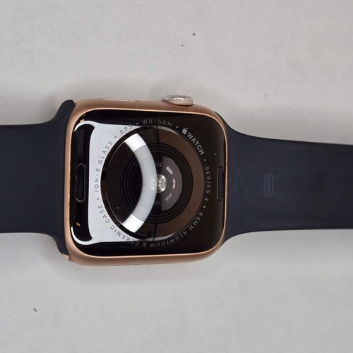 GPS Only Apple Watch Series 4 44MM Rose Gold Aluminum Black Sports Band - Photo 2 sur 5