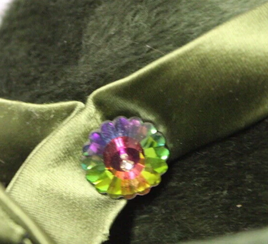 Sombrero de fieltro de piel verde Martesse vintage años 50 Cloche sandía Rivoli cristal OS Foto 2 de 4