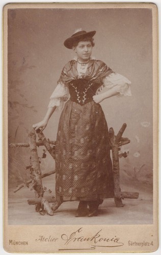 HÜBSCHE JUNGE FRAU : FASHIONISTA : MÜNCHEN, DEUTSCHLAND : CARTE DE VISITE - Bild 1 von 3
