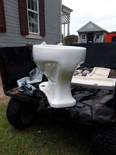 19? Kilgore wall hung toilet bowl, tank. Mansfield manufacturing, broken lid - Picture 11 of 22