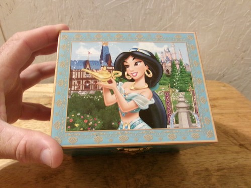 Disney Princess Jasmine jewelry box plays "a whole new world" - Picture 6 of 8