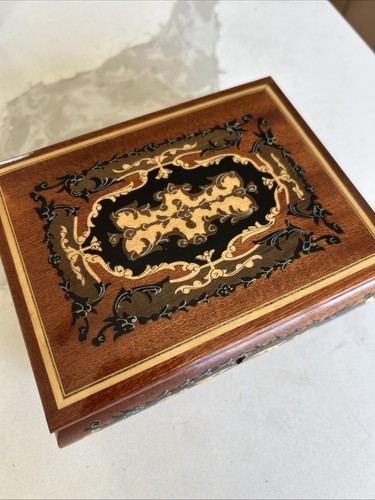 Vintage Mid Century Wooden Musical Trinket Box W/Key - Picture 2 of 10