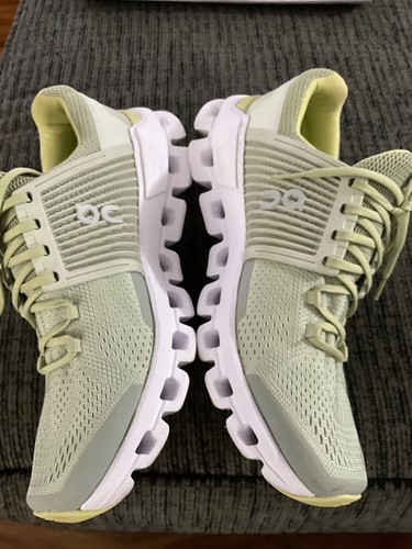 ON CLOUD women's Green Sneakers, size 8.5 - Picture 2 of 7