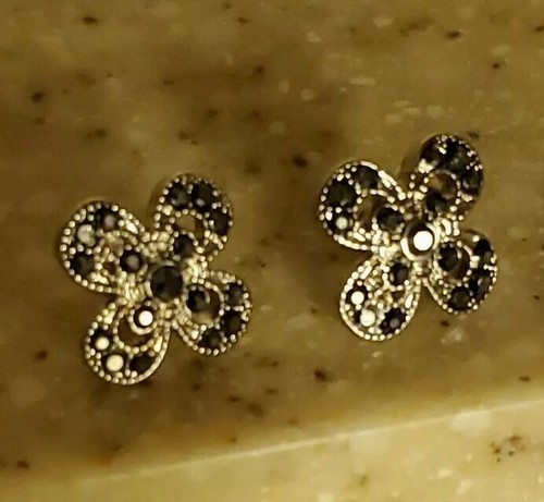 Nine West Ohrstecker 4 Blütenblätter Blumen mit antrazitischen Steinen NEU SIEHE FOTOS 📷 - Bild 3 von 9