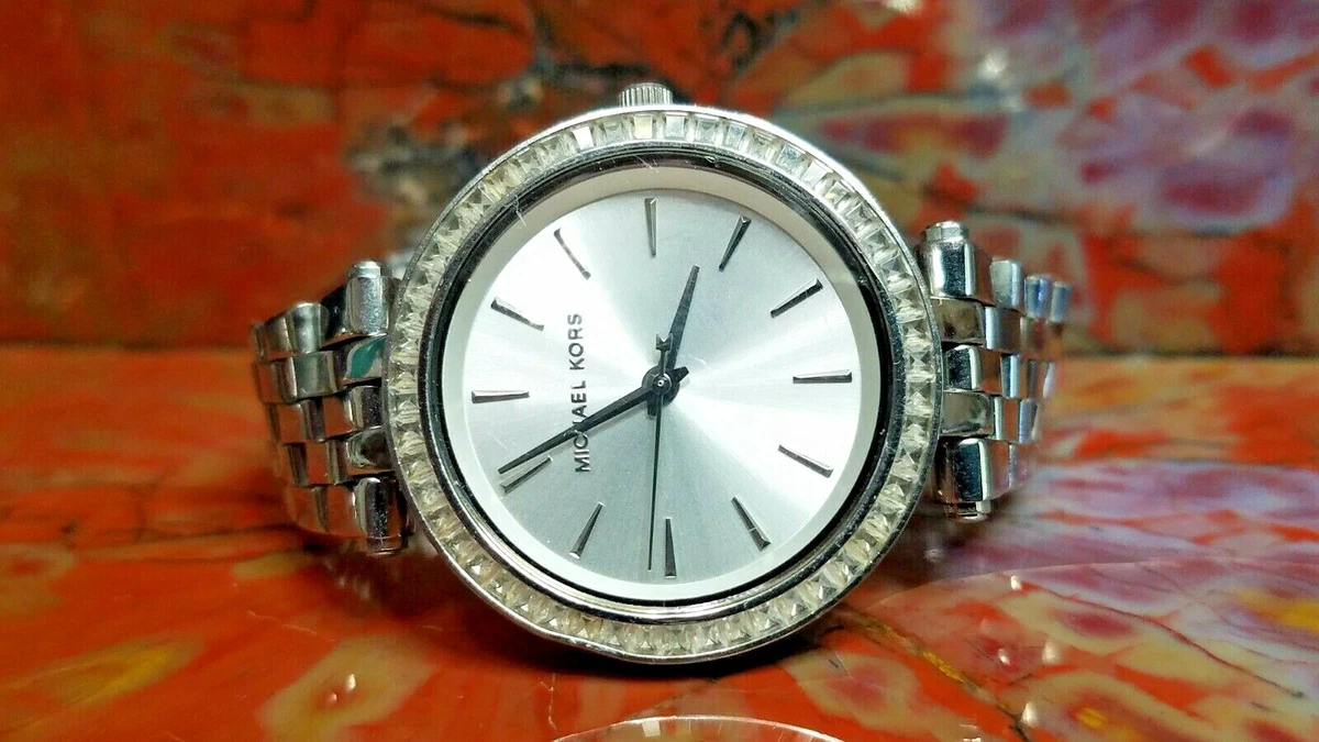 Large Ladies Michael Kors Silver Tone Quartz Watch Silver Tone