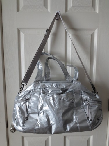 Nike Victory Gym Club Metallic Crossbody Bag Size 23"x 12.5"x 8" Silver Nylon - 第 1/9 張圖片