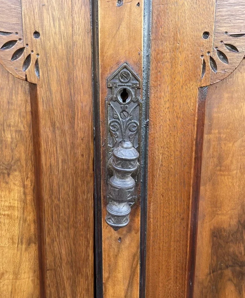 СТАНДАРТНЫЙ КЛАСС BURL ГРЕЦКИЙ ОРЕХ PAT. СТОЛ WOOTON С ОРИГИНАЛЬНЫМ КЛЮЧОМ 70 1/2 ДЮЙМА X 44 ДЮЙМА X 32 ДЮЙМА - Изображение 3 из 4