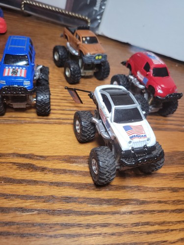 Lot Muscle Machines Pull Back Monster Truck Pickup 1/64 Hi-Rev Motor Suspension - Picture 1 of 12