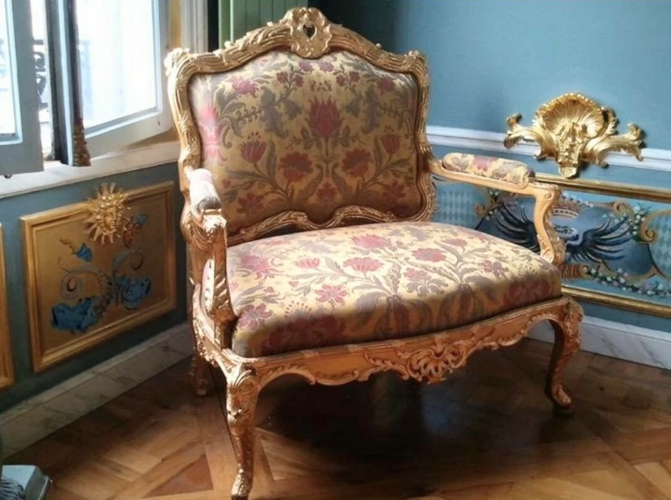 Sillón Fauteuil ancho marquesa Luis XV esculpido madera dorada bronce tela rubeli Foto 3 de 4