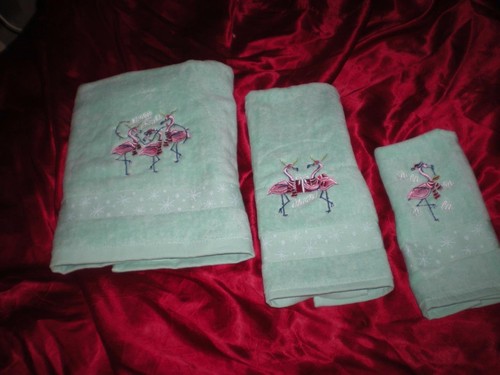 TROPICAL SANTA PINK FLAMINGOS in CHRISTMAS ATTIRE 3 PC GREEN BATH ROOM TOWEL SET - Picture 8 of 12