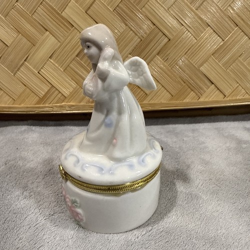 Caja de baratijas vintage con bisagras de ángel Greenbrier International  - Imagen 2 de 15