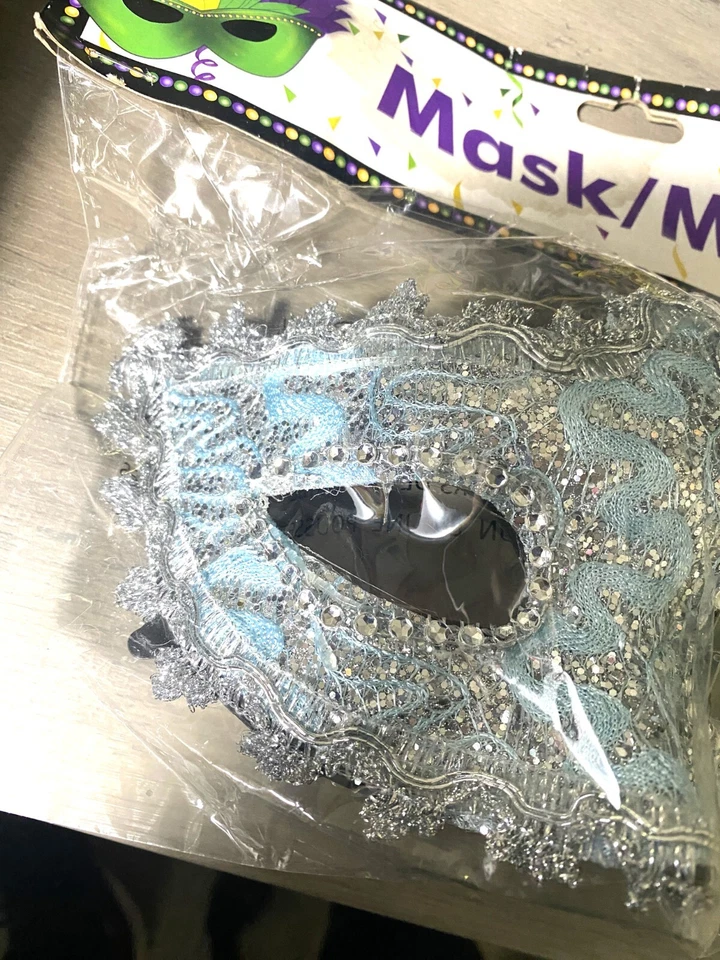 Máscara de plástico acabamento azul e prata renda veneziana strass transparente dura - Imagem 3 de 4