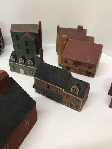 Lote de mini casas de madera pintadas a mano de arte popular vintage (18) algunas firmadas - Imagen 5 de 12
