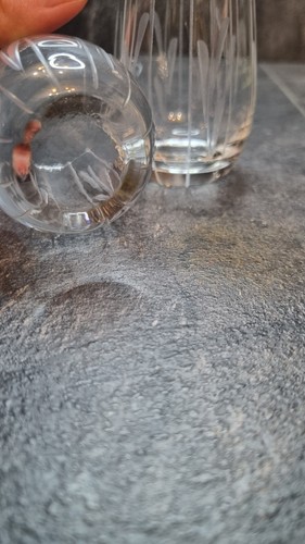 Paar Vintage Becher aus geschliffenem Glas - geätztes Blattmuster - 3" Schnapsgläser - Bild 5 von 7