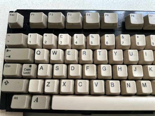 Amiga A500/plus Mitsumi Keyboard Slightest Yellowing Tested All Keys Working 950 - Picture 5 of 11