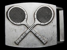 MH31113 VINTAGE 1970s  TWO TENNIS RACQUETS  SPORTS BELT BUCKLE
