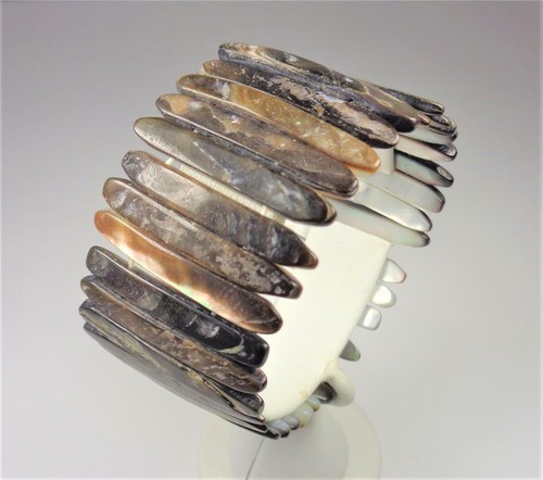 NAUTICAL BEACH SHELL LIGHT AND DARK SURFER STYLE REVERSIBLE STRETCH BRACELET - Picture 4 of 9